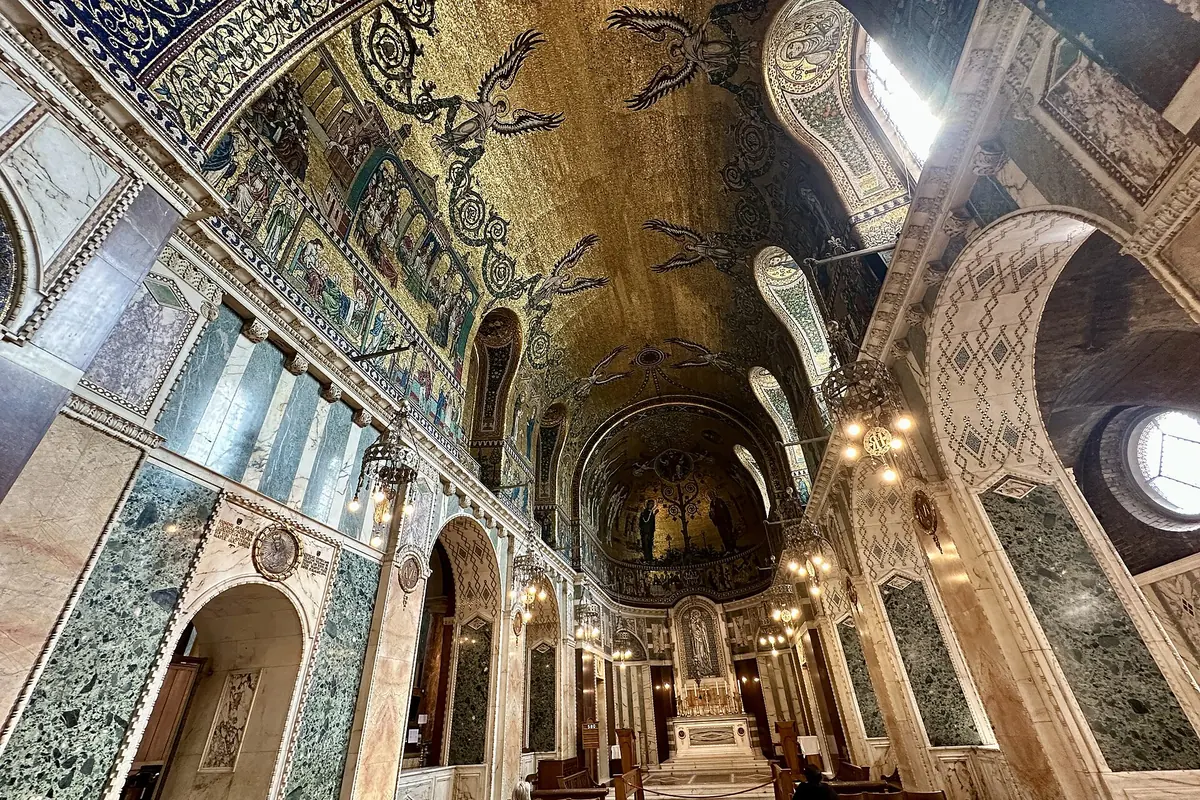 Una bóveda cubierta de mosaico dorado sobre pilares y arcos de mármol en la Lady Chapel de la Catedral de Westminster.