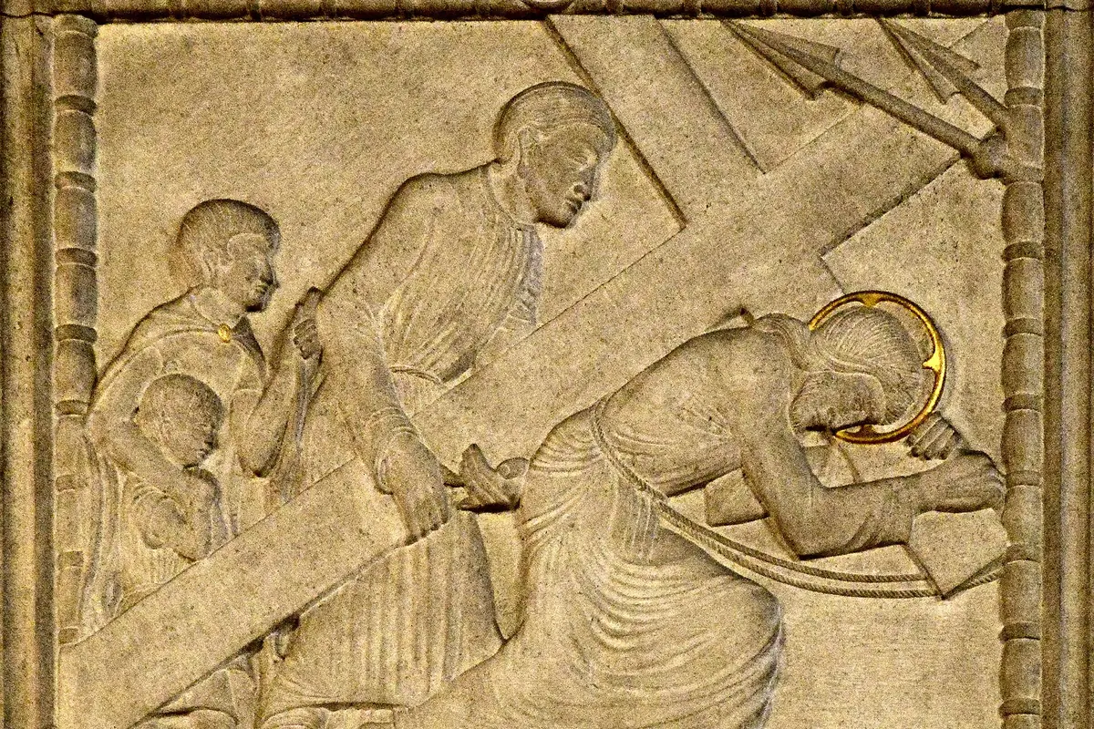Un relieve en piedra caliza de Simón de Cirene ayudando a Jesús a llevar la cruz, una de las catorce Estaciones del Vía Crucis talladas por Eric Gill.